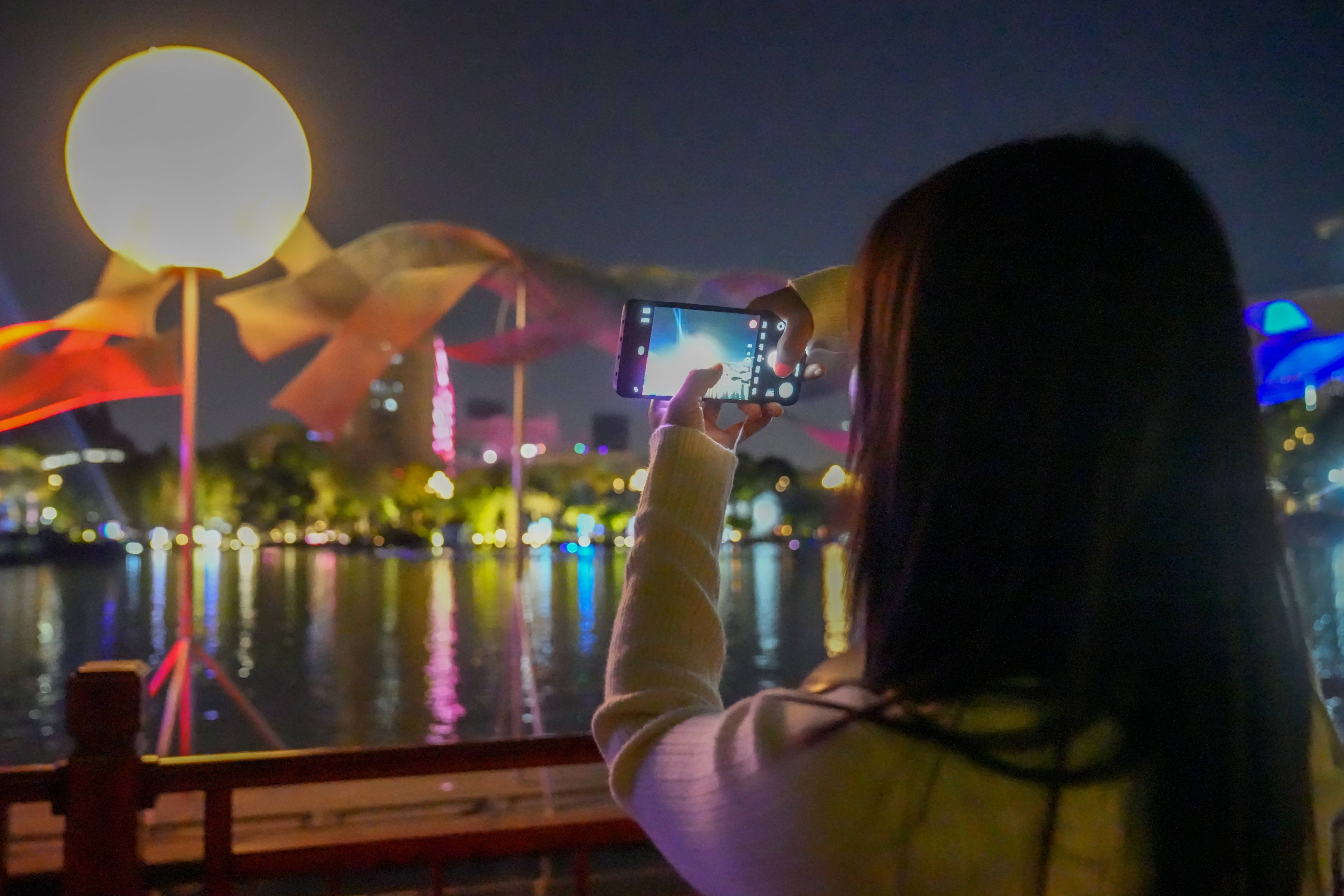 关于城市夜空跑，灯光点缀的运动盛会的信息