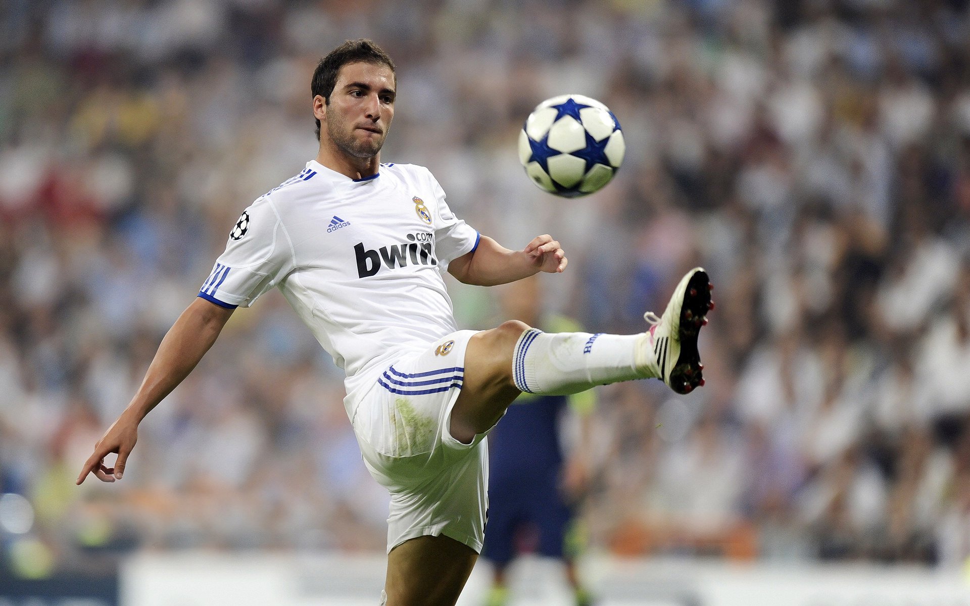 _花样滑冰世界锦标赛：精彩绝伦的技艺展示_，花样滑冰世锦赛现场,伴随着音乐的高潮